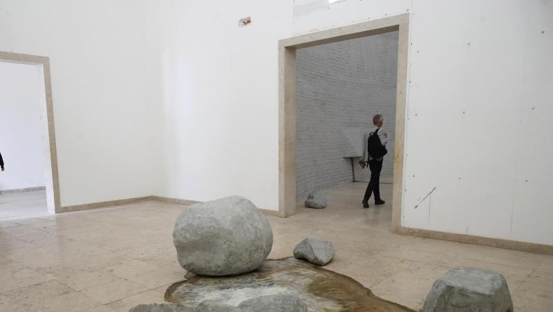 Besucher gehen an der Installation der Künstlerin Natascha Süder Happelmann im Deutschen Pavillon auf der Art Biennale Venedig 2019 vorbei. Besucher gehen an der Installation der Künstlerin Natascha Süder Happelmann im Deutschen Pavillon auf der Art Biennale Venedig 2019 vorbei.