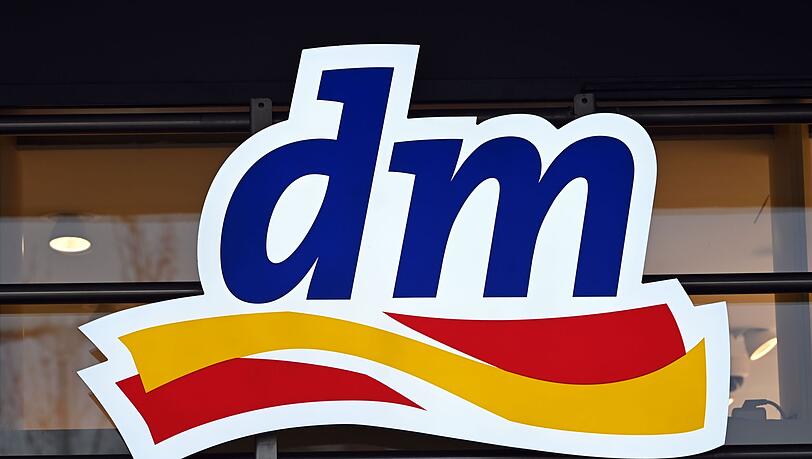 Das Logo der Drogeriemarktkette dm
