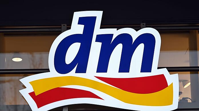 Das Logo der Drogeriemarktkette dm