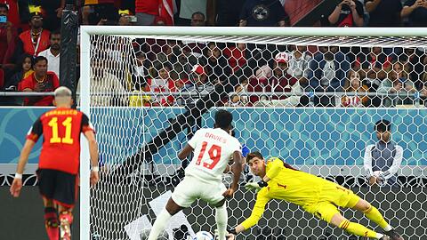 Belgiens Torwart Thibaut Courtois (r) hält den Strafstoß des Kanadiers Alphonso Davies (M/19).