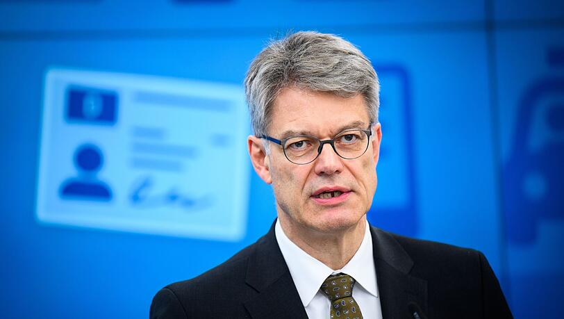 Verkehrsminister Schnieder plant Kostensenkungen bei Führerscheinen.