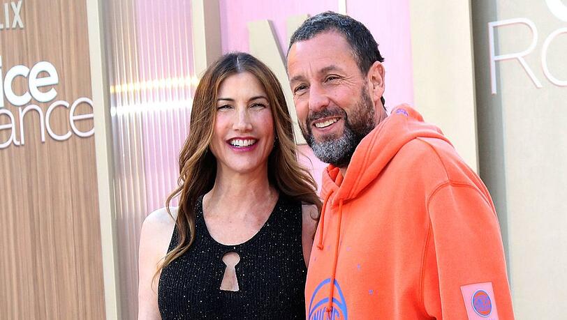 Bei öffentlichen Auftritten - wie hier Ende Mai bei der Premiere des Netflix-Films "Office Romance" in Los Angeles - zeigen sich Jackie und Adam Sandler immer sehr vertraut und innig. Bei öffentlichen Auftritten - wie hier Ende Mai bei der Premiere des Netflix-Films "Office Romance" in Los Angeles - zeigen sich Jackie und Adam Sandler immer sehr vertraut und innig.
