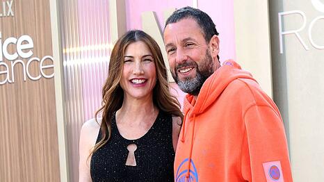 Bei &ouml;ffentlichen Auftritten - wie hier Ende Mai bei der Premiere des Netflix-Films "Office Romance" in Los Angeles - zeigen sich Jackie und Adam Sandler immer sehr vertraut und innig.