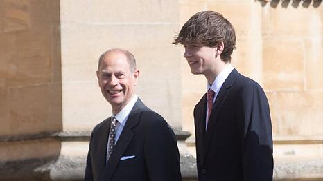 Bislang sah man James von Wessex vor allem elegant gekleidet bei Auftritten im Kreise seiner Familie, wie hier mit Prinz Edward beim Ostergottesdienst 2025.