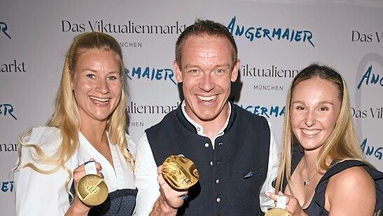 Passt perfekt zur „Strenesse x Angermaier“-Tracht: Dajana Eitberger (l.), Felix Loch und Magdalena Matschina zeigen ihre Medaillen. Passt perfekt zur „Strenesse x Angermaier“-Tracht: Dajana Eitberger (l.), Felix Loch und Magdalena Matschina zeigen ihre Medaillen.
