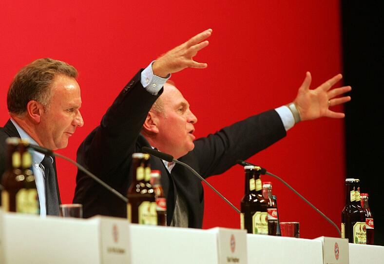 &bdquo;Das ist doch populistische Scheiße! Die Scheiß-Stimmung, für die seid doch ihr verantwortlich und nicht wir!&ldquo;, polterte er. "Es kann nicht sein, dass wir uns jahrelang den Arsch aufreißen und dann so kritisiert werden". Um danach zur Attacke überzugehen: &bdquo;Was glaubt ihr eigentlich alle, wer ihr seid?&ldquo;