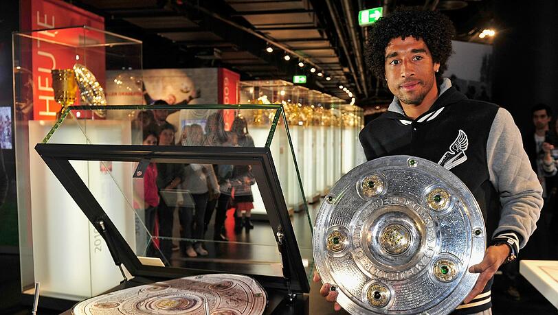 Dante bringt die Meisterschale in die FC Bayern Erlebniswelt Dante bringt die Meisterschale in die FC Bayern Erlebniswelt