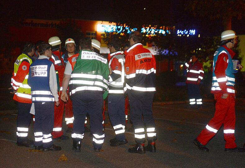 Nervenkrieg in Freiburg! Ein bewaffneter Mann hatte sich in einem Schnellimbiß zusammen mit zwölf Menschen verschanzt.