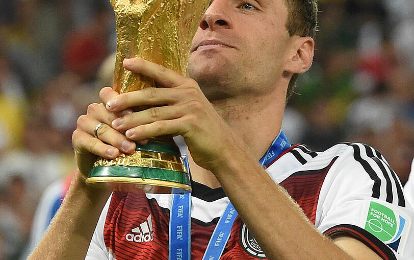 Thomas Müller mit dem WM-Pokal.