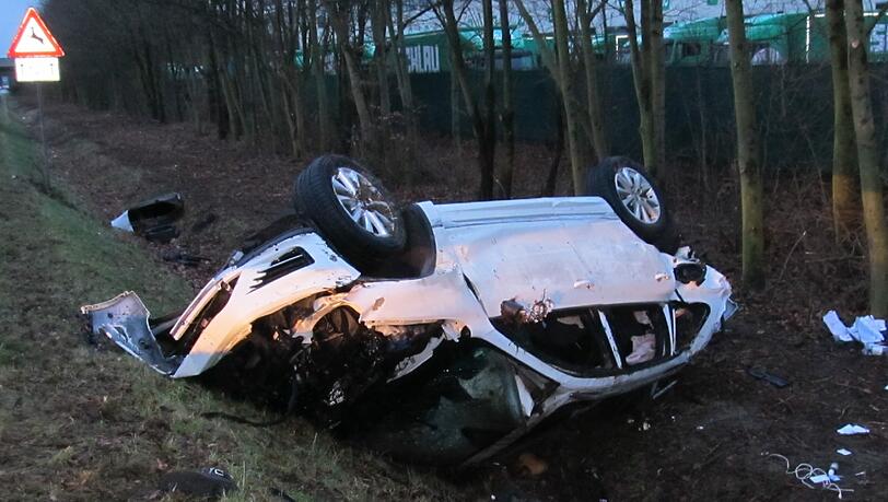 Junior Malanda stirbt bei einem Auto-Unfall: Die Bilder vom Unfallort. Junior Malanda stirbt bei einem Auto-Unfall: Die Bilder vom Unfallort.