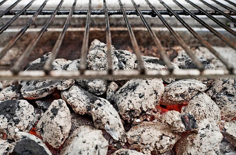 F wie feine Ascheschicht: Der häufigste Fehler beim Grillen besteht darin, dass das Fleisch viel zu früh auf den Rost gelegt wird. Der richtige Zeitpunkt ist erreicht, wenn sich eine feine, gräuliche Ascheschicht auf den Kohlen gebildet hat.