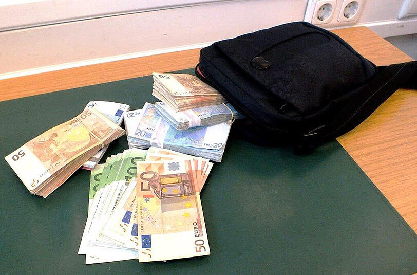 Die Umhängetasche mit 24.000 Euro, die ein Ägypter in einem Bistro am Hauptbahnhof vergessen hat.