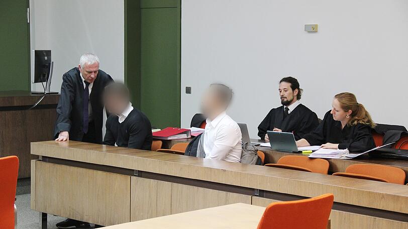 Die beiden Angeklagten mit ihren drei Verteidigern.