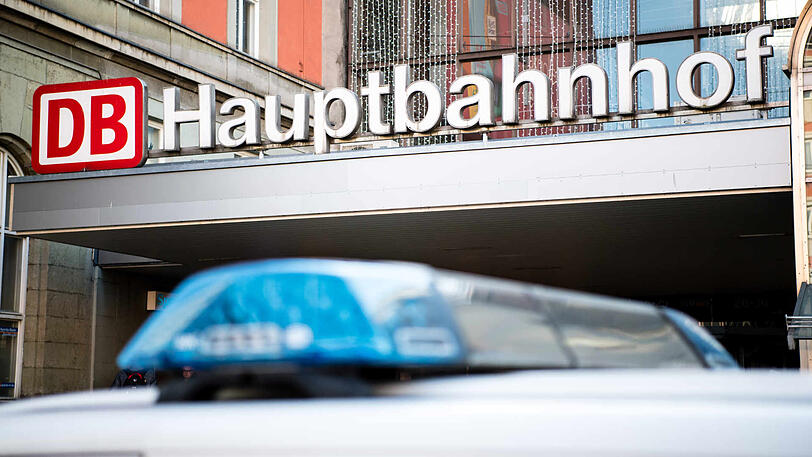 Ein Polizeiauto vor dem Einganz zum Hauptbahnhof in der Bayerstraße.