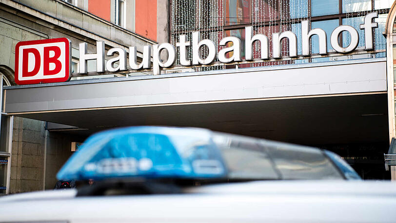 Ein Polizeiauto vor dem Einganz zum Hauptbahnhof in der Bayerstraße. Ein Polizeiauto vor dem Einganz zum Hauptbahnhof in der Bayerstraße.