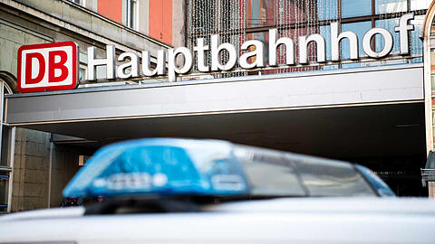 Ein Polizeiauto vor dem Einganz zum Hauptbahnhof in der Bayerstraße.