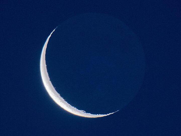 Der abnehmende Mond leuchtet am Himmel.