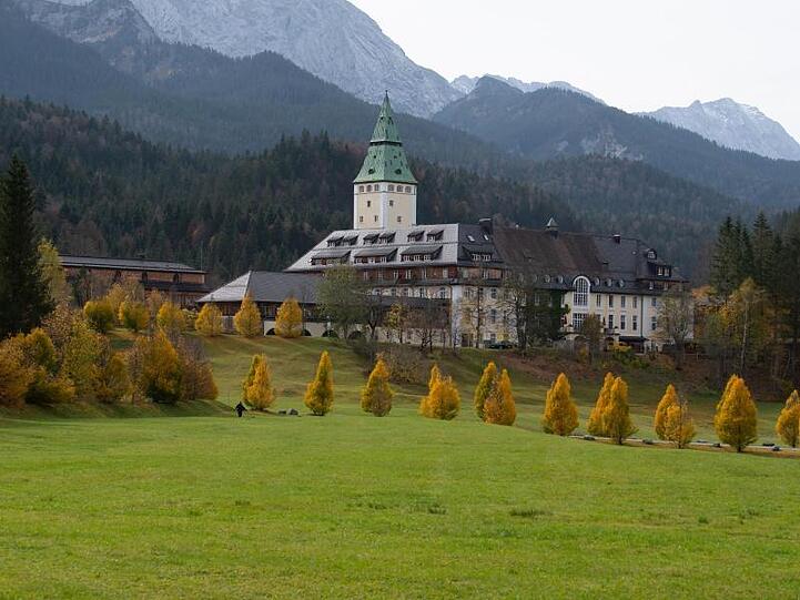 Das Hotel Schloss Elmau, wo die Jahreskonferenz der Ministerpräsidenten stattfindet. Foto: Sven Hoppe/dpa