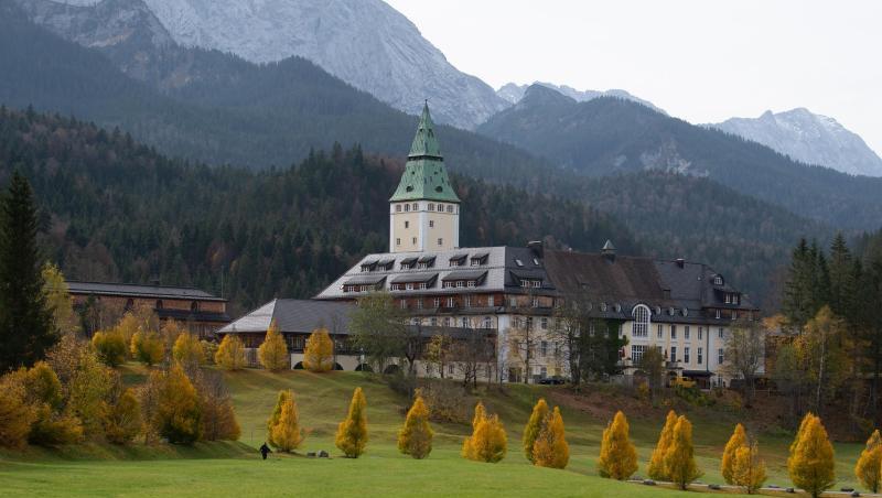 Das Hotel Schloss Elmau, wo die Jahreskonferenz der Ministerpräsidenten stattfindet. Foto: Sven Hoppe/dpa Das Hotel Schloss Elmau, wo die Jahreskonferenz der Ministerpräsidenten stattfindet. Foto: Sven Hoppe/dpa