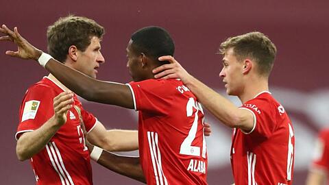 Thomas Müller (l-r), David Alaba und Joshua Kimmich von Bayern München.