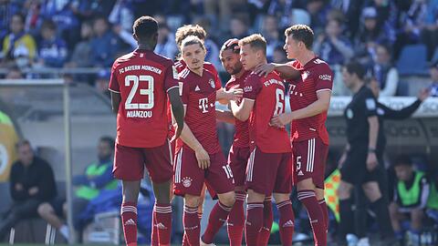 Die Spieler des FC Bayern München freuen sich über das Tor zum 2:0 durch Serge Gnabry (3.v.r).