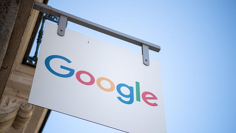 Ein Schild mit der Aufschrift "Google" hängt vor einem Schulungsraum der Firma in der Bretagne.