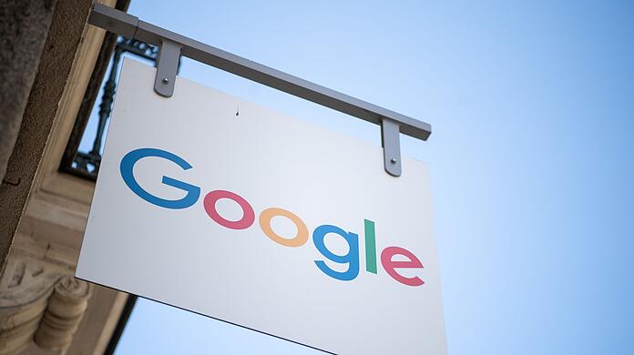 Ein Schild mit der Aufschrift "Google" hängt vor einem Schulungsraum der Firma in der Bretagne.