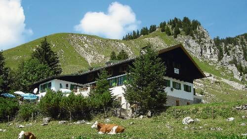 Die idyllisch gelegene Schönfeldhütte. Die idyllisch gelegene Schönfeldhütte.