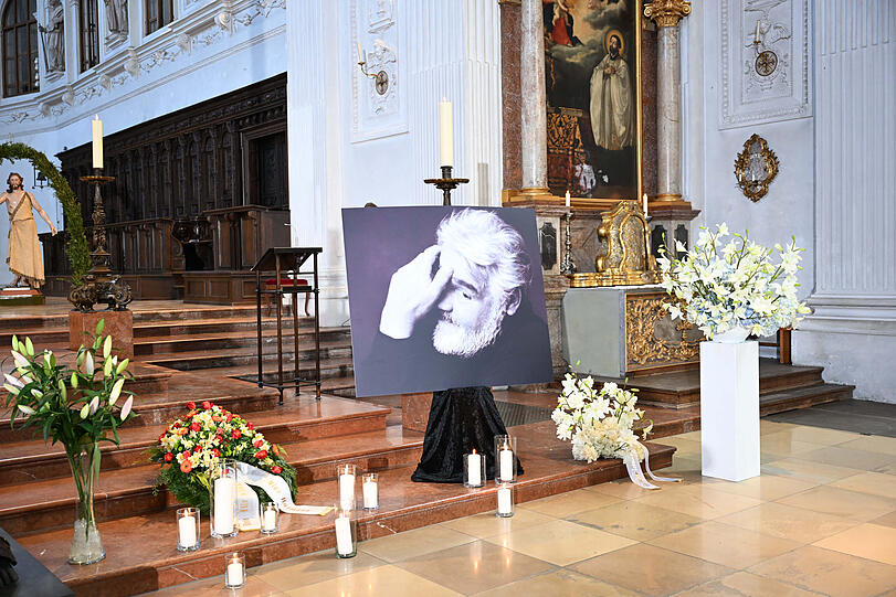 Trauerfeier f&uuml;r Mario Adorf: Bilder am Altar zeigen die Film-Ikone in schwarz-wei&szlig;.