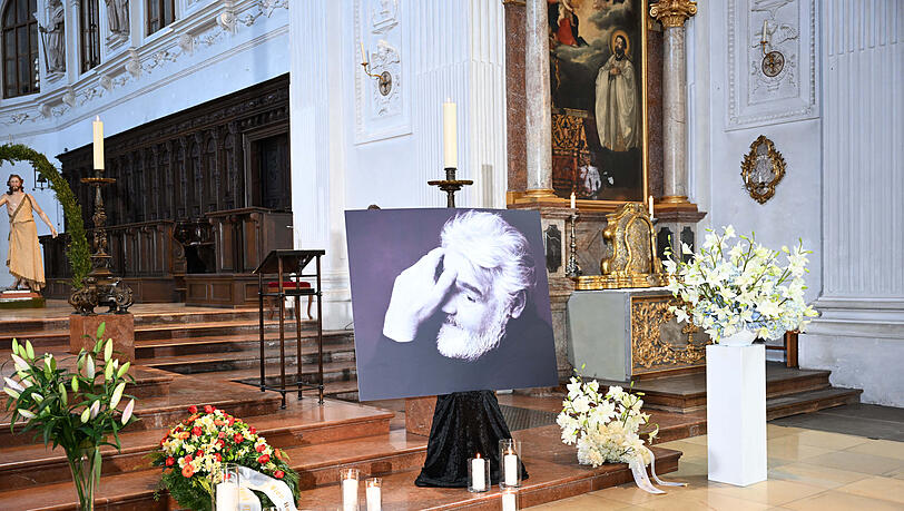 Trauerfeier f&uuml;r Mario Adorf: Bilder am Altar zeigen die Film-Ikone in schwarz-wei&szlig;.
