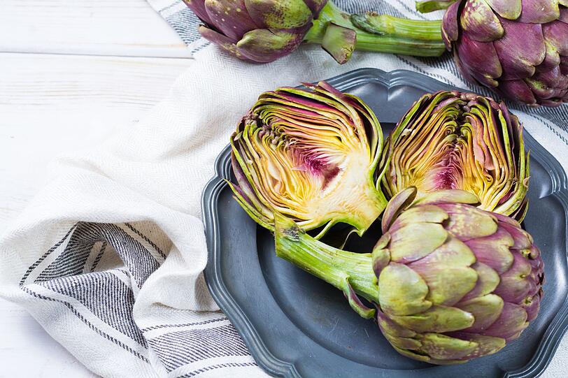Ähnlich positiv wirken sich Artischocken auf die Darmgesundheit aus. Sie enthalten, wie auch der Chicorée, viel Inulin und Bitterstoffe. In der blumenartigen Frucht kommt zudem die Phenolverbindung Cynarin vor, die die Gallenfunktion anregt und bei der Verdauung von Fetten unterstützt. Artischocken kocht man am besten in Salzwasser und serviert sie mit einem Dip. Ähnlich positiv wirken sich Artischocken auf die Darmgesundheit aus. Sie enthalten, wie auch der Chicorée, viel Inulin und Bitterstoffe. In der blumenartigen Frucht kommt zudem die Phenolverbindung Cynarin vor, die die Gallenfunktion anregt und bei der Verdauung von Fetten unterstützt. Artischocken kocht man am besten in Salzwasser und serviert sie mit einem Dip.