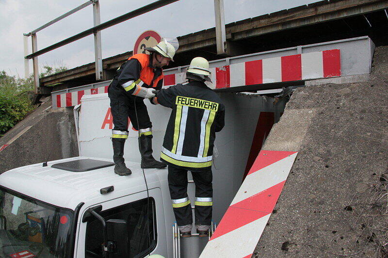 Der 40-jährige Fahrer wollte mit einem Umzugstransporter in Schwindegg im Landkreis Mühldorf eine Bahnunterführung passieren. Sein 3,65 Meter hohes Fahrzeug blieb in der 3,1 Meter hohen Unterführung stecken und musste von der Feuerwehr rausgeschnitten werden.