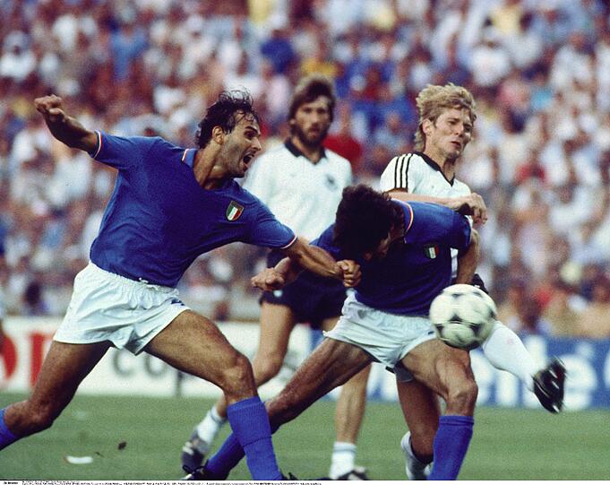 Danach setzte sich Technik gegen Kampfkraft durch: Paolo Rossi wurde mit seinem sechsten Tor endgültig zum Star der WM. Als Paul Breitner - als bislang einziger Deutscher &ndash; auch in seinem zweiten WM-Finale traf, war längst alles entschieden.