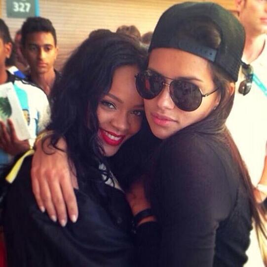 "My fav came to say hi! Love this chick", schreibt Rihanna. Denn Adriana Lima war da, um mit ihr das Spiel zu sehen.