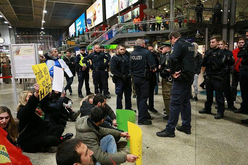 Politische Aktion am Münchner Hauptbahnhof gegen die Erdogan-Politik. Die Bilder!