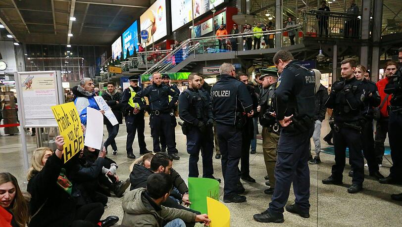 Politische Aktion am Münchner Hauptbahnhof gegen die Erdogan-Politik. Die Bilder! Politische Aktion am Münchner Hauptbahnhof gegen die Erdogan-Politik. Die Bilder!