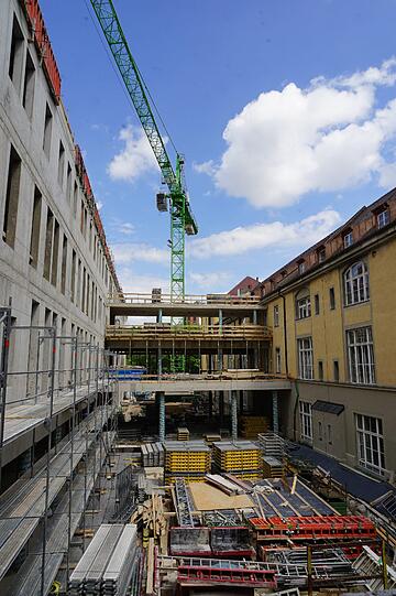 Alt- und Neubau nebeneinander: ein Blick in den Innenhof des Innenstadtklinikums.