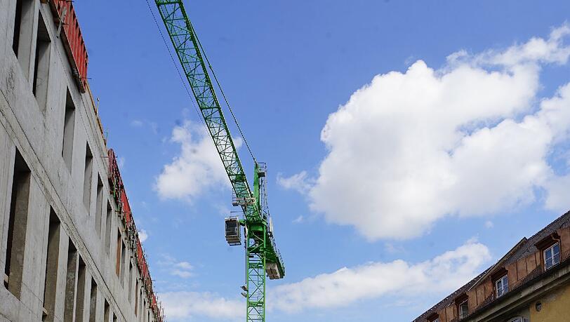 Alt- und Neubau nebeneinander: ein Blick in den Innenhof des Innenstadtklinikums.