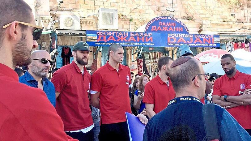 Beim Spaziergang am Tag nach dem Sieg bei Hapoel Jerusalem: Die Basketballer des FC Bayern.