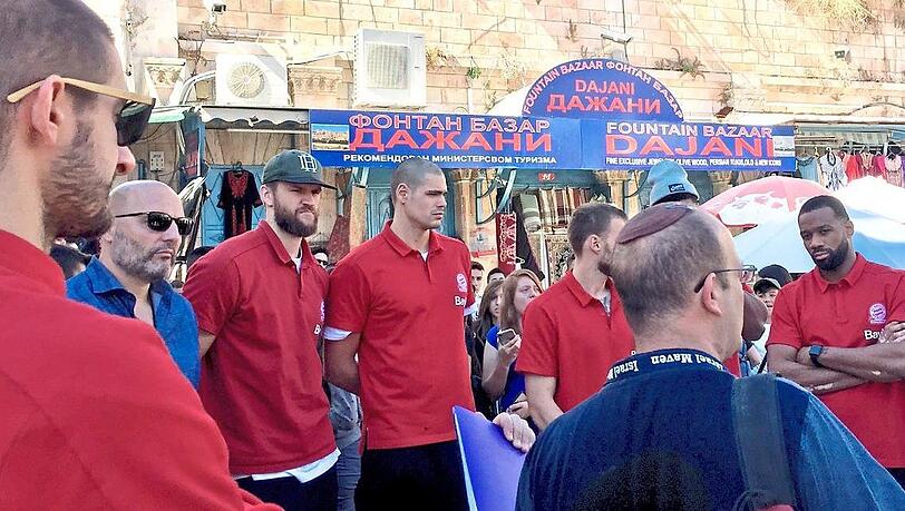 Beim Spaziergang am Tag nach dem Sieg bei Hapoel Jerusalem: Die Basketballer des FC Bayern. Beim Spaziergang am Tag nach dem Sieg bei Hapoel Jerusalem: Die Basketballer des FC Bayern.