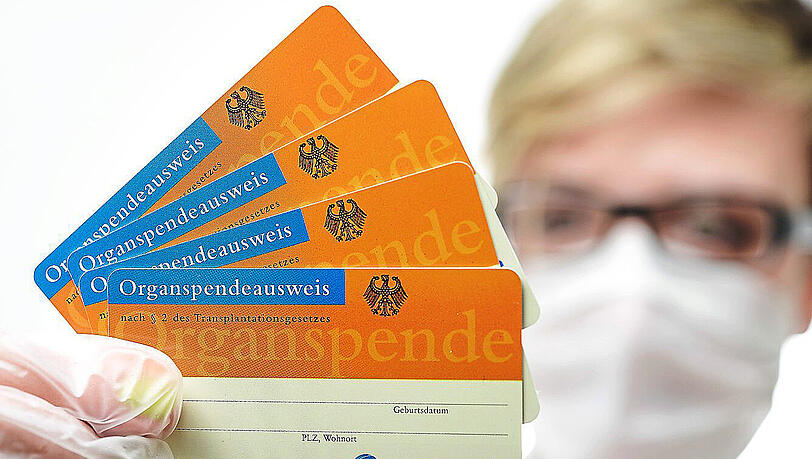 Einen Organspendeausweis besitzen zu wenige, findet die Politik.
