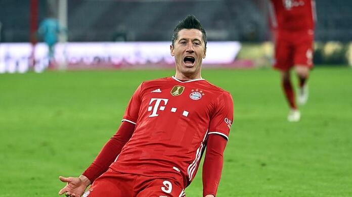 Bayerns Stürmer-Star Lewandowski trifft dreimal gegen den VfB Stuttgart.
