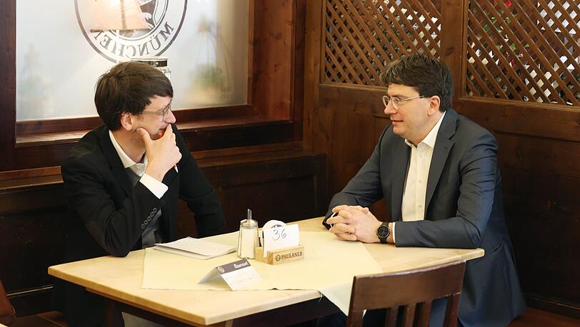 Florian von Brunn beim Interview mit AZ-Lokalchef Felix Müller (l.) am Freitag in der Gaststätte Großmarkthalle.