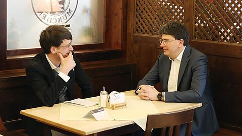 Florian von Brunn beim Interview mit AZ-Lokalchef Felix Müller (l.) am Freitag in der Gaststätte Großmarkthalle.