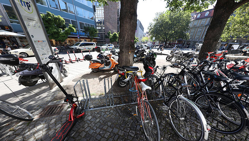 Es gibt auch jede Menge Fahrradständer hier. Aber auch so: hübsch sehen die Radl als Rahmen für den Rindermarkt nicht aus.