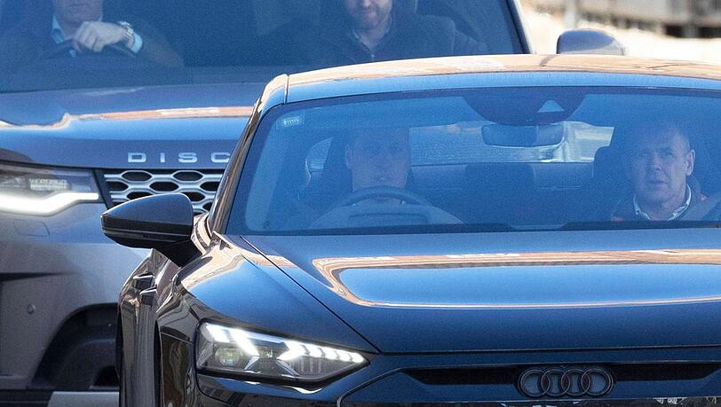 Prinz William auf dem Heimweg vom Krankenhaus - der Royal sitzt selbst am Steuer.