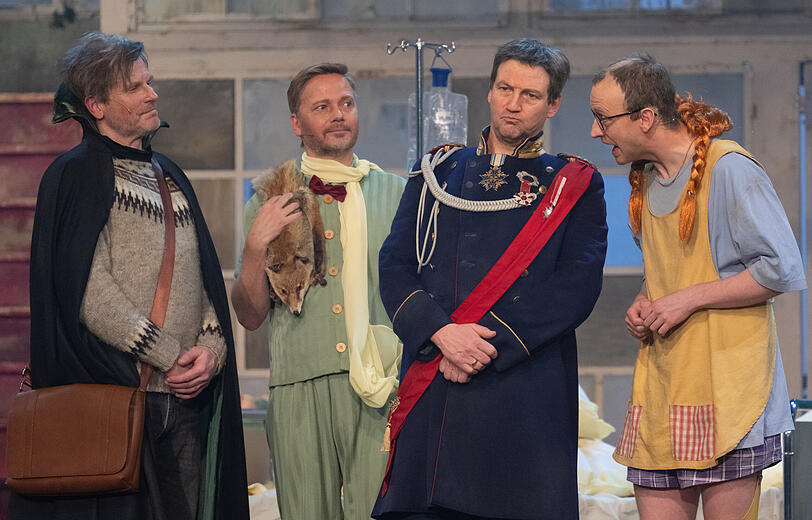 Beim Singspiel auf dem Nockherberg im vergangenen Jahr gibt David Zimmerschied den CDU-Chef Merz (r).
