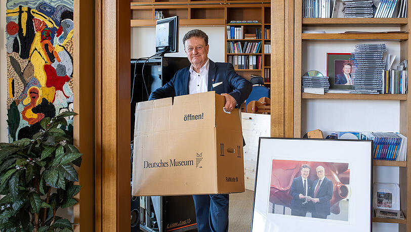 In 21 Jahren hat sich ganz schön viel angesammelt. Museumschef Heckl räumt sein Büro.