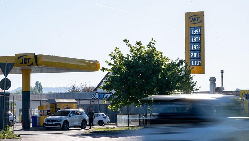 Vormittags fallen die Spritpreise teilweise unter 2 Euro. (Archivbild)