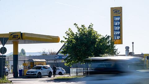 Vormittags fallen die Spritpreise teilweise unter 2 Euro. (Archivbild)